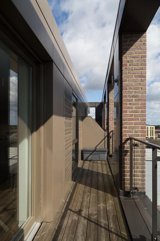 Contemporary & Homely Penthouse, 2 Mins Walk From Cambridge Station, Lift Access, Secured Gated On-Site Parking, Self Check-In, Super Fast Wifi, Terrace & Sleeps 6 Exteriér fotografie